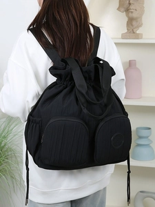 Minimalistischer schwarzer Plissee-Rucksack aus Nylon mit Kordelzug und zwei Fronttaschen