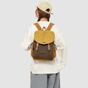 Outdoor-Lifestyle-Aufnahme eines Colorblock-Rucksacks mit Kordelzug und Nylon-Material