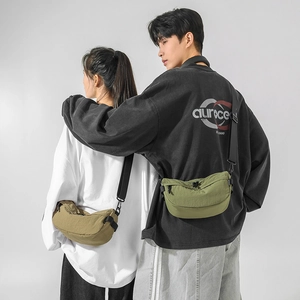 Détail de sacs bandoulière en nylon vert et kaki avec bandoulières larges réglables