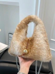 Borsa a tracolla in ecopelliccia marrone chiaro con finiture dorate e catena argento