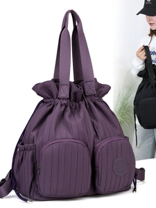 Minimalistischer lila Nylon-Rucksack mit Kordelzug, großem Volumen und Falten-Außentaschen