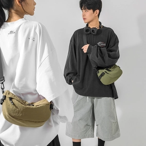 Sacs bandoulière en nylon vert olive et kaki portés par des modèles au style urbain