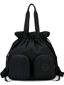 Minimalistischer schwarzer Rucksack aus gefaltetem Nylon mit Kordelzug und zwei Taschen