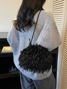 Sac bandoulière noir pelucheux avec franges longues et fine lanière en cuir