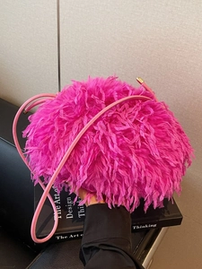 Sac à bandoulière rose fuchsia en plumes avec texture pelucheuse et sangle fine