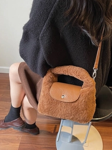Chic sac à main en fausse fourrure caramel avec bandoulière en cuir pour l'automne-hiver