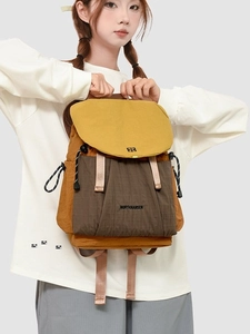 Modischer Damen-Rucksack aus Canvas im Color-Block-Design mit gelben und braunen Elementen