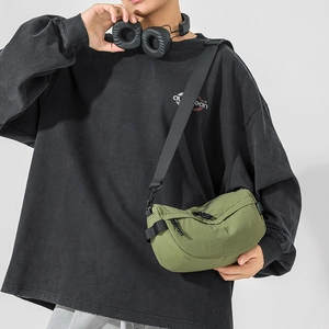 Sac bandoulière en nylon vert olive en forme de croissant avec sangle réglable