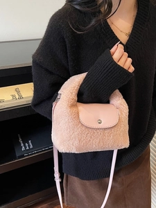 Sac à main chic en polaire rose avec rabat en cuir et bandoulière pour l'automne-hiver