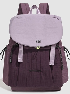 Minimalistischer großer Rucksack in lila Kontrastfarben mit stylischem Logo-Stick