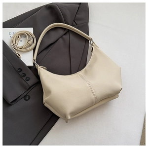Détail du sac demi-lune blanc cassé avec une texture de cuir PU de qualité supérieure grainé