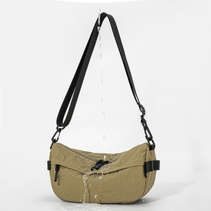 Détail imperméable du sac à bandoulière en nylon kaki avec surface de tissu résistante