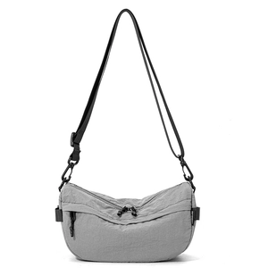 Détail du sac croissant en nylon gris clair avec bandoulière réglable et fermetures