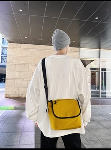 Borsa a tracolla gialla in tela con bordi neri e tracolla regolabile in stile street