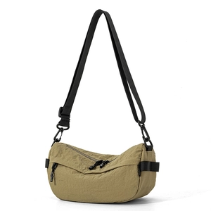 Vue détaillée du sac bandoulière en nylon kaki avec double fermeture et sangle réglable
