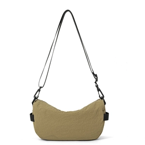Détail du sac demi-lune en nylon vert olive avec bandoulière réglable et anneau en métal