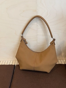 Sac hobo marron camel rétro avec coutures verticales et fermeture éclair