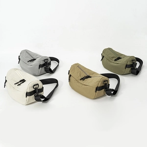 Comparaison détaillée de quatre sacs bandoulière en nylon en ivoire gris kaki et olive