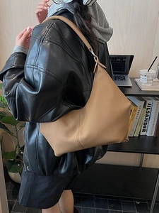 Grand sac hobo camel minimaliste avec large bandoulière pour le trajet quotidien