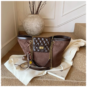 Detail view of the vintage matte tote bag featuring quilted texture and chic gold charms
