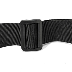 Détail de la sangle en nylon noir avec boucle en plastique mat sur un sac bandoulière