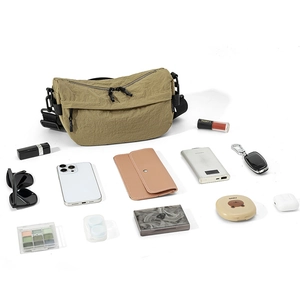 Vue à plat du sac en nylon kaki montrant sa grande capacité pour téléphone et accessoires