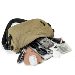 Vue de l'intérieur d'un sac bandoulière en nylon montrant sa grande capacité de rangement