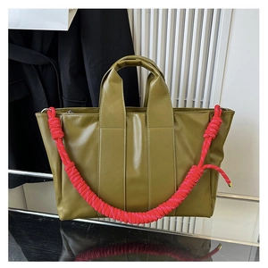 Borsa tote verde oliva con tracolla a corda rosa shocking e finitura in pelle opaca di lusso