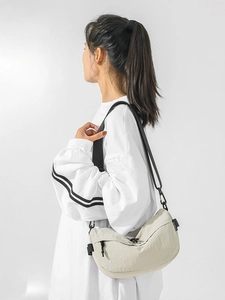 Sac Bandoulière Croissant en Nylon Décontracté Plissé Sac à Épaule Dumpling Imperméable Léger Sac Messenger Mode pour Femmes Hommes