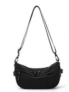 Sac bandoulière demi-lune noir minimaliste en nylon texturé léger et résistant