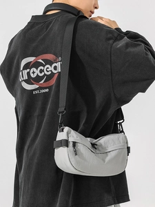 Sac bandoulière minimaliste en nylon gris clair avec sangle noire réglable
