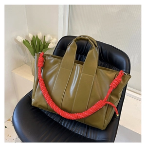 Borsa tote verde oliva in ecopelle con tracolla a contrasto in corda intrecciata rossa