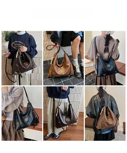 Vues détaillées du sac à dos multi-positions pour femme en marron et noir avec pompon perlé