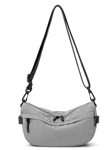 Sac bandoulière léger en nylon gris en forme de demi-lune avec sangle réglable