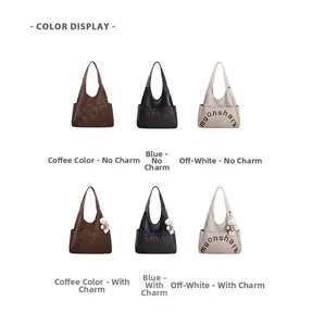 Gros plan de sacs cabas en toile durable en café, bleu et beige avec logo imprimé