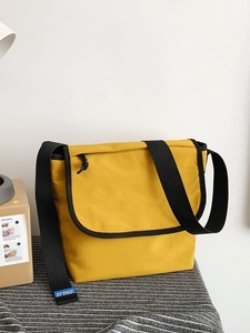 Grande borsa a tracolla giallo brillante con ampia fascia nera e nylon resistente