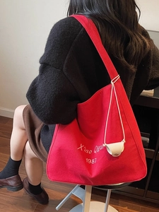 Borsa tote in tela rossa con ricamo bianco e mini pochette coordinata da donna