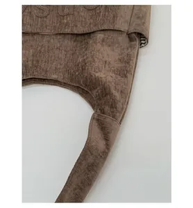 Détail du sac cabas marron café texturé avec broderie de lettres en relief