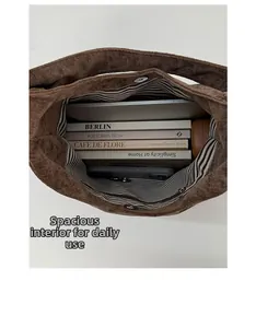 Détail de l'intérieur du grand sac cabas en velours côtelé avec doublure rayée et aimant