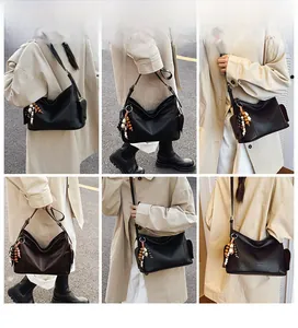 Detailansicht der Retro-Schultertaschen mit Lychee-Muster, Holzperlenanhänger und Seitentasche