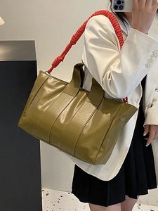Borsa tote in pelle verde oliva con tracolla arricciata rossa a contrasto per pendolari