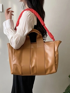 Borsa tote marrone capiente con tracolla rossa a pieghe per lo stile di ogni giorno