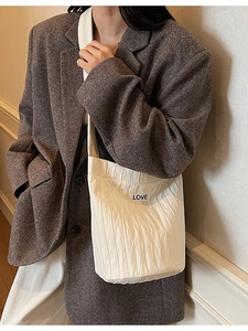 Minimalist cream pleated tote bag with LOVE patch and large capacity for casual use