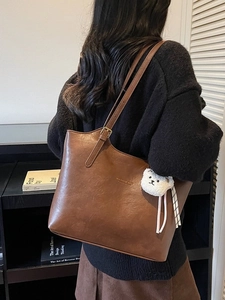Retro brown large capacity tote bag with plush bear pendant for autumn and winter daily commute