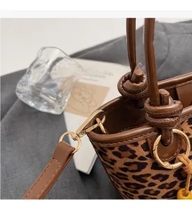 Gros plan du sac à main léopard avec détails dorés et finitions en cuir marron élégantes