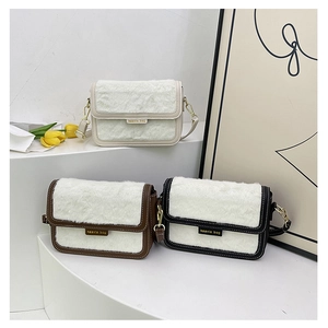 Vue détaillée des sacs à bandoulière en peluche et cuir en beige, marron et noir