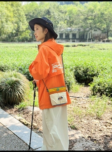 Dettaglio borsa a tracolla in nylon color-block con patch cane carino all'aperto