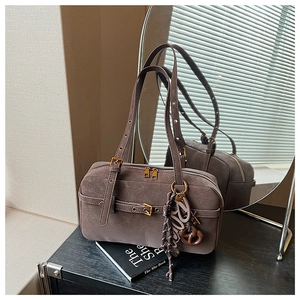 Detail of vintage Boston bag featuring retro texture, dual zippers, and elegant mirror reflection