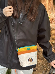 Borsa a tracolla in nylon da donna con design color-block e toppa a fumetti sportiva