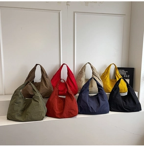 Collection de sacs demi-lune en nylon plissé multicolores avec bandoulière large